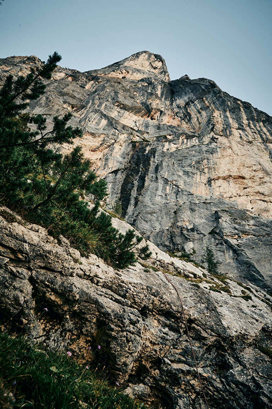 Lara Neumeier Fin du silence Feuerhorn - Lara Neumeier grimpant 'Fin of Silence' (8b +, 360m) sur Feuerhörndl (Berchtesgadener Alpes, Allemagne), été 2025
