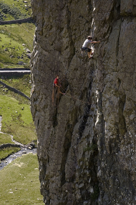 Johnny Dawes - Johnny Dawes sur le point lors de la première ascension de sa nouvelle route le Bolton Wanderer E7, Llanberis Pass, Pays de Galles