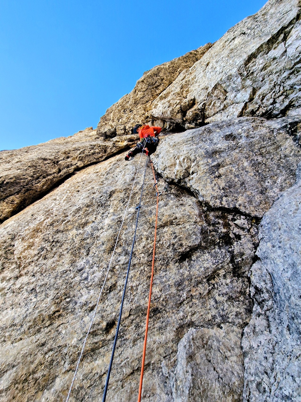 Gran Sasso Corno Grande Oriental Current IV Pilastro, Marco Malcangi, Fay Manners - La première ascension de `` pourtant nous allions '' sur le pilier IV de Horn Great Summit Eastern, Gran Sasso d'Italia (Marco Malcangi, Fay Manners 05/09/2025) Gran Sasso Corno Grande Oriental Current IV Pilastro, Marco Malcangi, Fay Manners - La première ascension de `` pourtant nous allions '' sur le pilier IV de Horn Great Summit Eastern, Gran Sasso d'Italia (Marco Malcangi, Fay Manners 05/09/2025)