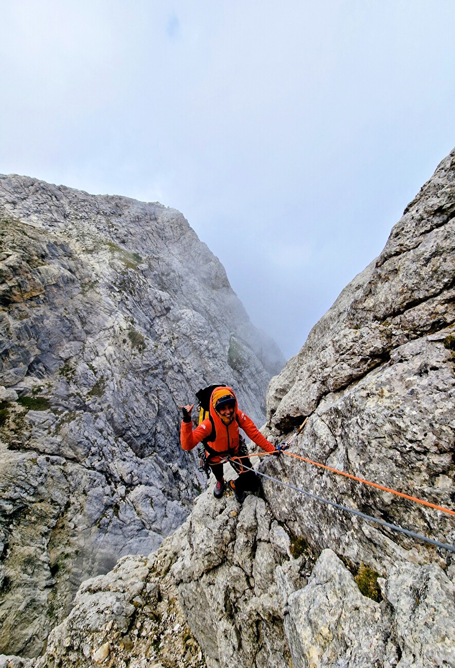 Gran Sasso Corno Grande Oriental Current IV Pilastro, Marco Malcangi, Fay Manners - La première ascension de `` pourtant nous allions '' sur le pilier IV de Horn Great Summit Eastern, Gran Sasso d'Italia (Marco Malcangi, Fay Manners 05/09/2025) Gran Sasso Corno Grande Oriental Current IV Pilastro, Marco Malcangi, Fay Manners - La première ascension de `` pourtant nous allions '' sur le pilier IV de Horn Great Summit Eastern, Gran Sasso d'Italia (Marco Malcangi, Fay Manners 05/09/2025)