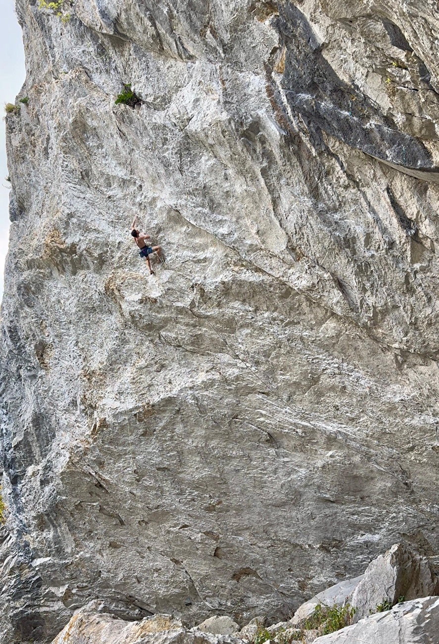 Stefano Carnati - Stefano Carnati envoyant «paranoïde Android» (8c / +) à LA Station à Val Tanaro (Piémont, Italie)