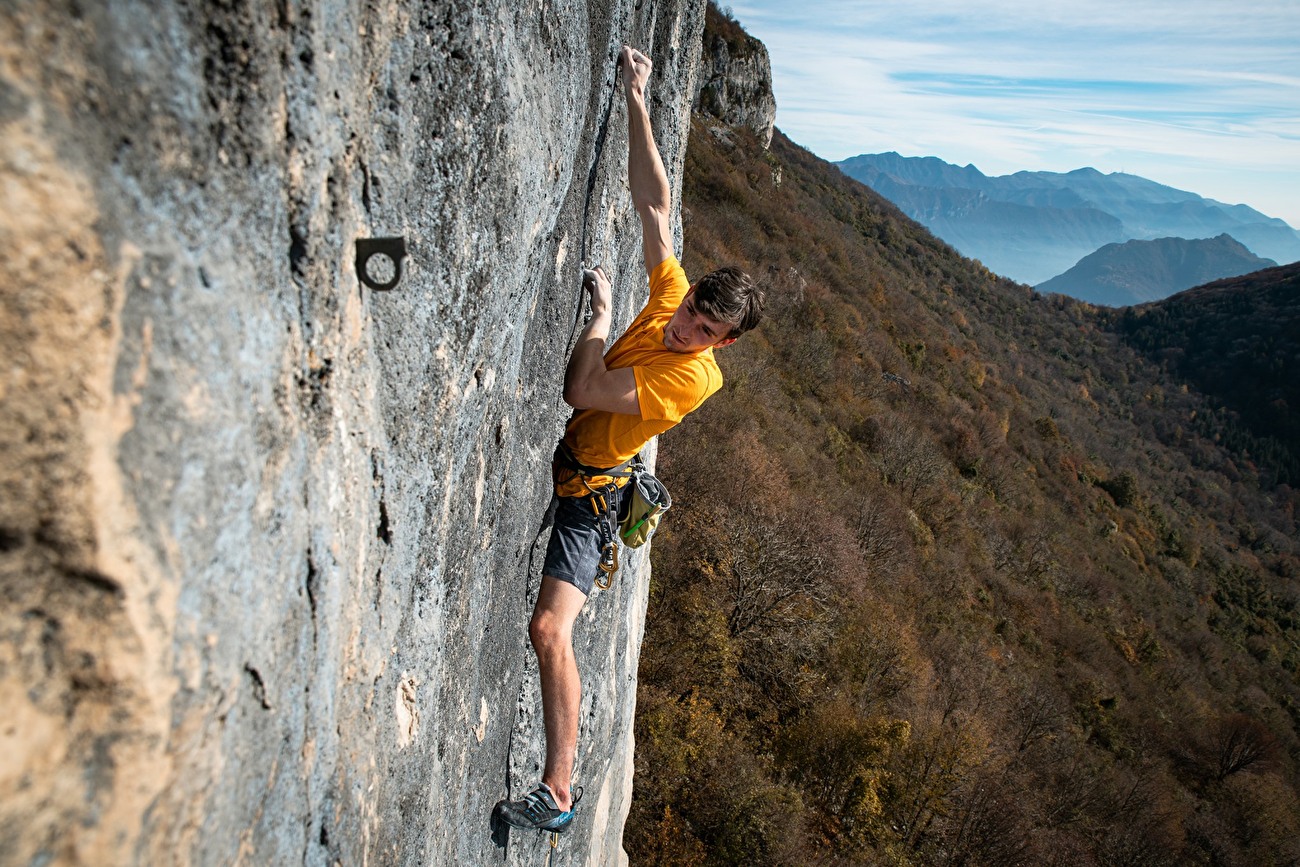 Corni di Canzo - Stefano Carnati grimpant «Endangered» (8c) sur les Frats de Pala del à Corni di Canzo.