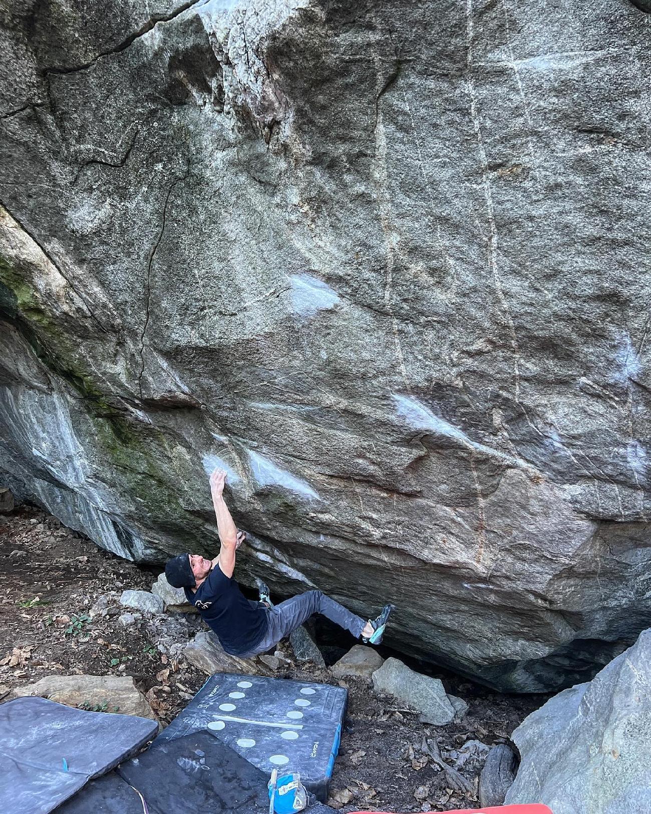 Stefano Carnati - Stefano Carnati Climbing Vecchio Leone Sit Start (8c +) à Brione, Suisse