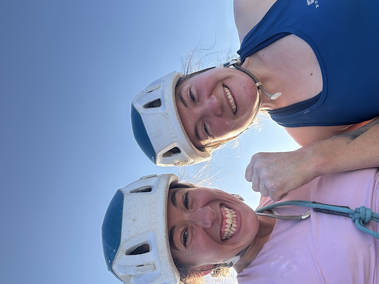 Enfants sans tête Rätikon, Luisa Deubzer, Janina Reichstein - Luisa Deubzer et Janina Reichstein grimpant «enfants sans tête» (8b, 250m) sur Schijenfluh, Rätikon