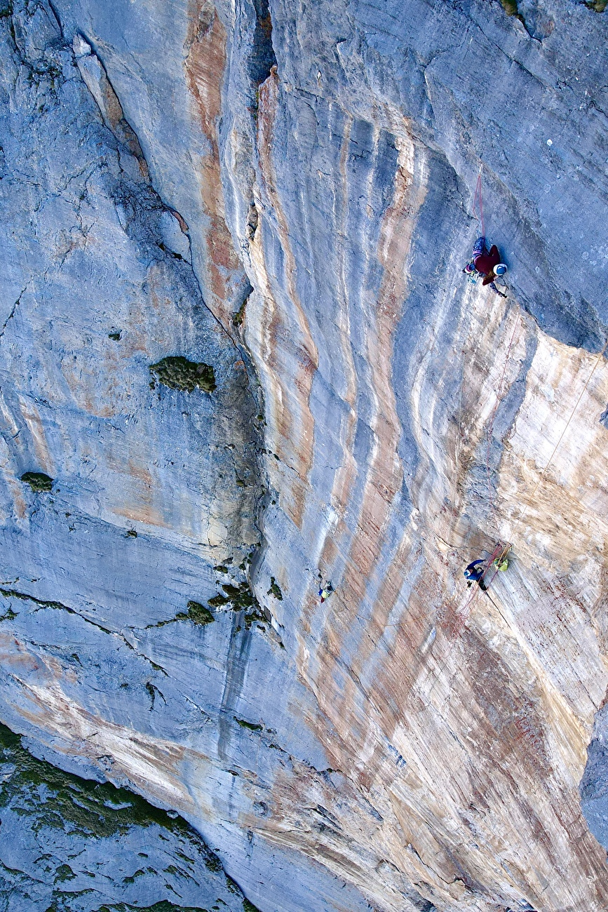 Enfants sans tête Rätikon, Luisa Deubzer, Janina Reichstein - Luisa Deubzer et Janina Reichstein grimpant «enfants sans tête» (8b, 250m) sur Schijenfluh, Rätikon