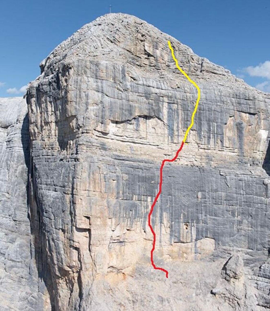 Appassionata Heiligkreuzkofel Dolomites, Simon Gietl, Alexander Huber - La ligne d'itinéraire de 'Appassionata' sur Heiligkreuzkofel / Sass DLA Cruss, Dolomites (Simon Gietl, Alexander Huber 2024/2025). Rouge: Appassionata. Jaune: Loss Lei, Heb Schun (Renato Botte, Helmut Gargittter, 2003)