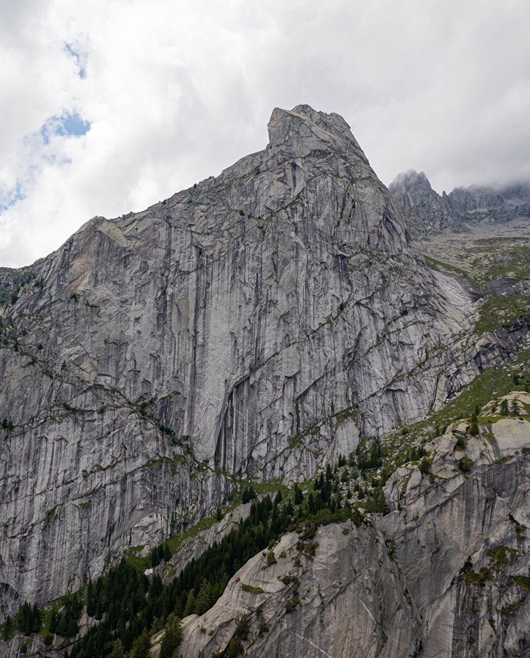 Joy Division Fly, Val Di Mello, Jonas Schild, Thomas Schmid - Monte Ball à Val Di Mello, Italie Joy Division Fly, Val Di Mello, Jonas Schild, Thomas Schmid - Monte Ball à Val Di Mello, Italie