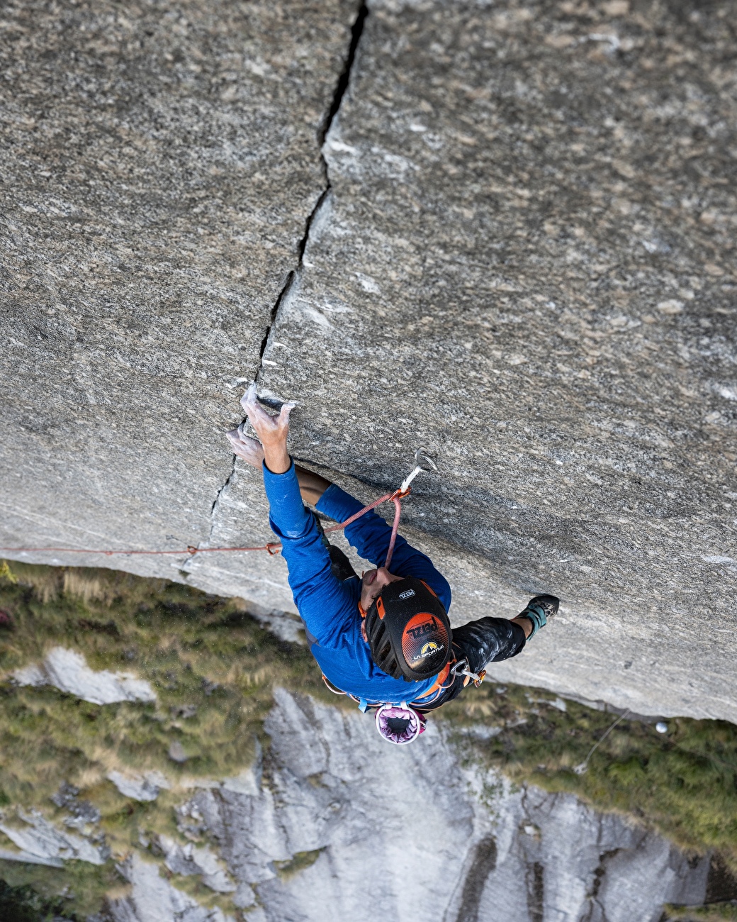 Joy Division Qualido, Val Qualido, Val Di Mello, Alessandro Larcher, Pietro Vidi - Alessandro Larcher grimpant `` Division Joy '' sur Qualido à Val Qualido, Val Di Mello, 09/2025 Joy Division Qualido, Val Qualido, Val Di Mello, Alessandro Larcher, Pietro Vidi - Alessandro Larcher grimpant `` Division Joy '' sur Qualido à Val Qualido, Val Di Mello, 09/2025