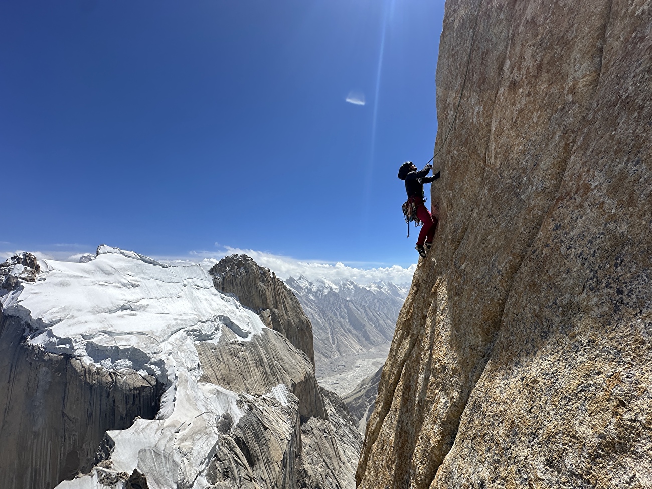 Eternal Flame, Tour sans nom - L'expédition allemande composée de Julius Brunner, Sebastian Gantz, Hanna Kallweit et Rosa Windelband Making Team Ascension Free of `` Eternal Flame '' sur la tour sans nom, août 2025