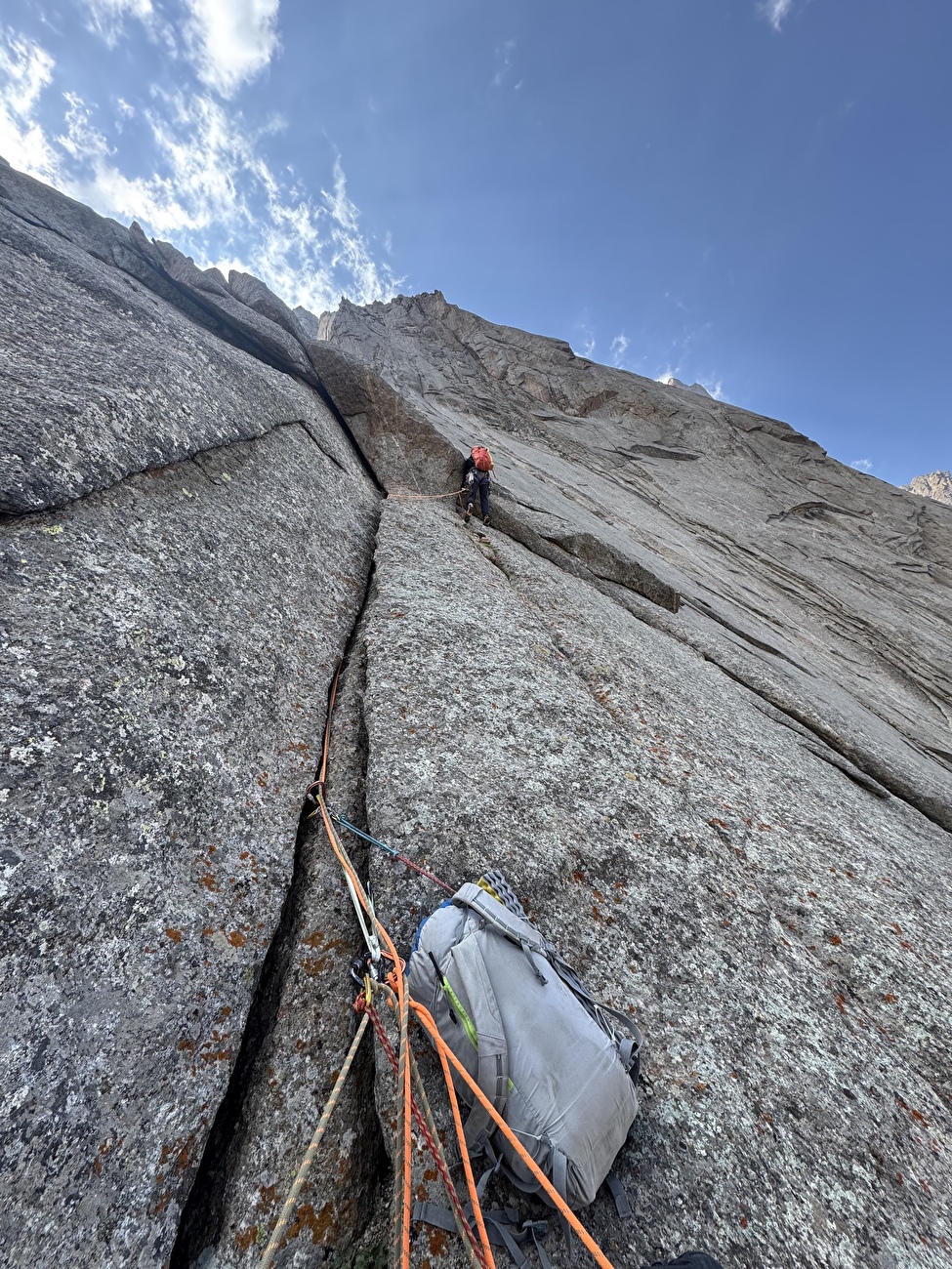 Ak-Su Valley, Pamir Alay, Kirgyzstan, Leon Dobrzański, Piotr Kowalczyk, Paweł Zieliński-la première ascension de `` Phillar of Experience '' sur Pik 4300 dans la vallée d'Ak-Su, Pamir Alay, Kyrgyzstan (Leon Dobza. Zieliński 20-21/08/2025) Ak-Su Valley, Pamir Alay, Kirgyzstan, Leon Dobrzański, Piotr Kowalczyk, Paweł Zieliński-la première ascension de `` Phillar of Experience '' sur Pik 4300 dans la vallée d'Ak-Su, Pamir Alay, Kyrgyzstan (Leon Dobza. Zieliński 20-21/08/2025)