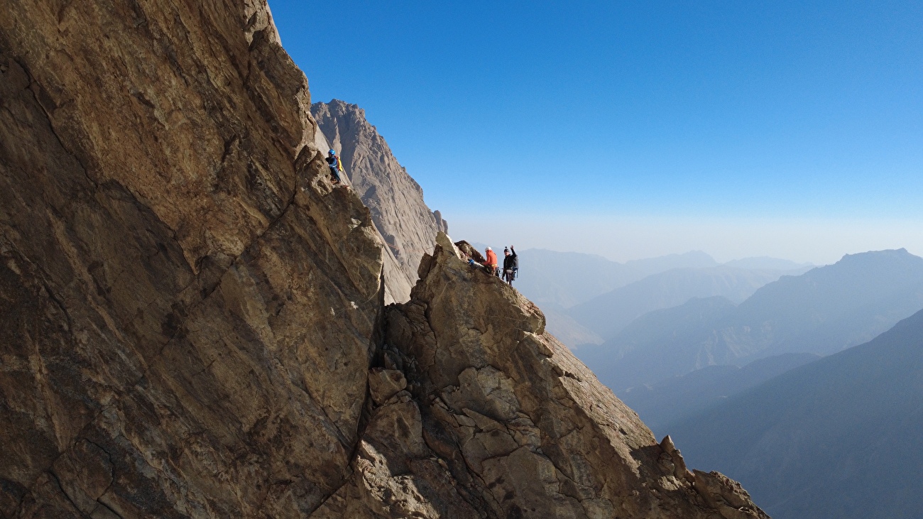 Ak-Su Valley, Pamir Alay, Kirgyzstan, Leon Dobrzański, Piotr Kowalczyk, Paweł Zieliński-la première ascension de `` Phillar of Experience '' sur Pik 4300 dans la vallée d'Ak-Su, Pamir Alay, Kyrgyzstan (Leon Dobza. Zieliński 20-21/08/2025) Ak-Su Valley, Pamir Alay, Kirgyzstan, Leon Dobrzański, Piotr Kowalczyk, Paweł Zieliński-la première ascension de `` Phillar of Experience '' sur Pik 4300 dans la vallée d'Ak-Su, Pamir Alay, Kyrgyzstan (Leon Dobza. Zieliński 20-21/08/2025)