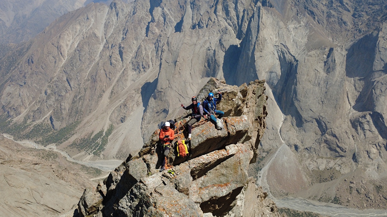 Ak-Su Valley, Pamir Alay, Kirgyzstan, Leon Dobrzański, Piotr Kowalczyk, Paweł Zieliński-la première ascension de `` Phillar of Experience '' sur Pik 4300 dans la vallée d'Ak-Su, Pamir Alay, Kyrgyzstan (Leon Dobza. Zieliński 20-21/08/2025) Ak-Su Valley, Pamir Alay, Kirgyzstan, Leon Dobrzański, Piotr Kowalczyk, Paweł Zieliński-la première ascension de `` Phillar of Experience '' sur Pik 4300 dans la vallée d'Ak-Su, Pamir Alay, Kyrgyzstan (Leon Dobza. Zieliński 20-21/08/2025)