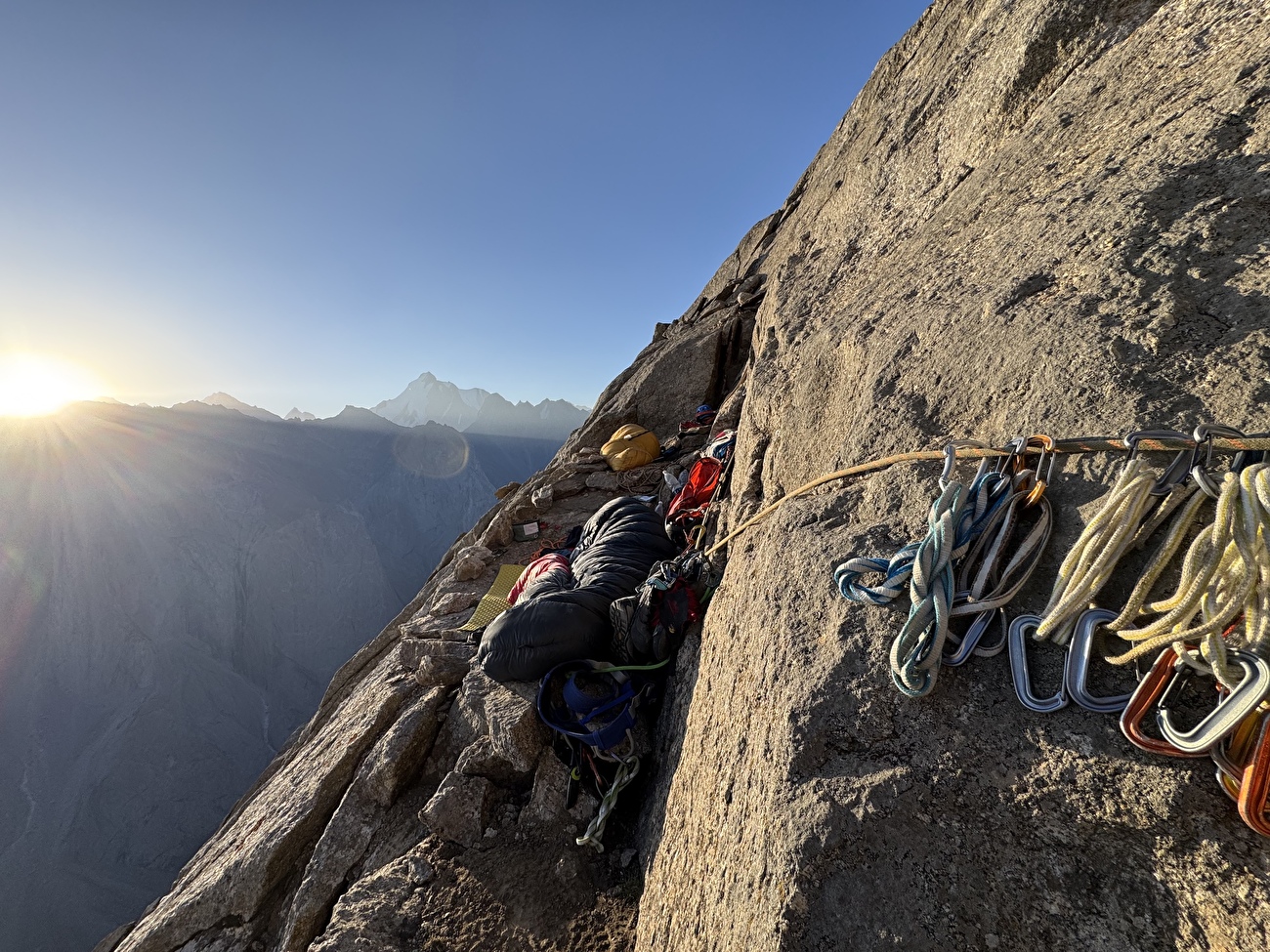 Ak-Su Valley, Pamir Alay, Kirgyzstan, Leon Dobrzański, Piotr Kowalczyk, Paweł Zieliński-la première ascension de `` Phillar of Experience '' sur Pik 4300 dans la vallée d'Ak-Su, Pamir Alay, Kyrgyzstan (Leon Dobza. Zieliński 20-21/08/2025) Ak-Su Valley, Pamir Alay, Kirgyzstan, Leon Dobrzański, Piotr Kowalczyk, Paweł Zieliński-la première ascension de `` Phillar of Experience '' sur Pik 4300 dans la vallée d'Ak-Su, Pamir Alay, Kyrgyzstan (Leon Dobza. Zieliński 20-21/08/2025)