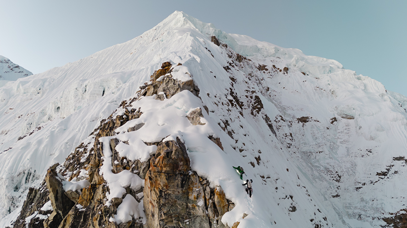 Anidesh Chuli Népal, Nicolas Jean, Benjamin Védrines - Nicolas Jean et Benjamin Védrines faisant la première ascension d'Anidesh Chuli (6808m) au Népal, septembre 2025 Anidesh Chuli Népal, Nicolas Jean, Benjamin Védrines - Nicolas Jean et Benjamin Védrines faisant la première ascension d'Anidesh Chuli (6808m) au Népal, septembre 2025