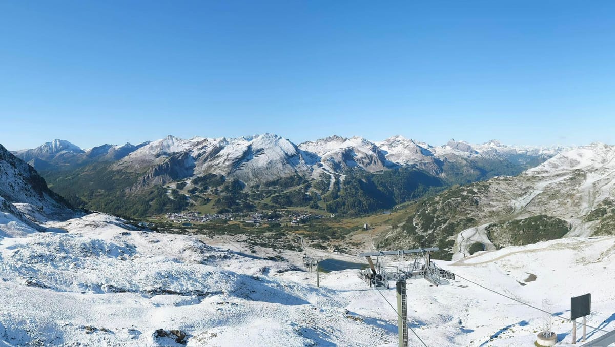 Les chutes de neige alpines fraîches excitation du début de l'hiver à travers l'Europe
