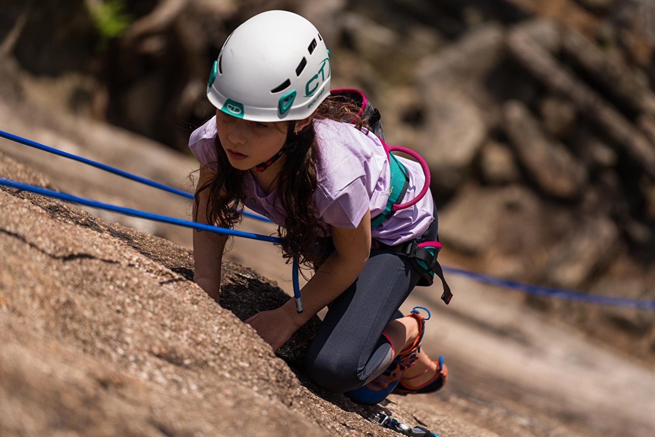 Les harnais et les casques de la technologie d'escalade conçus spécifiquement pour les enfants