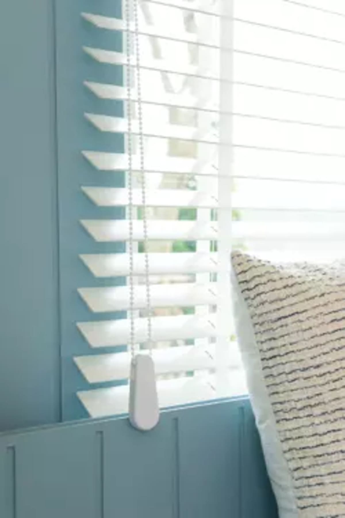 Nettoyez vos stores en un clin d’œil avec une simple chaussette