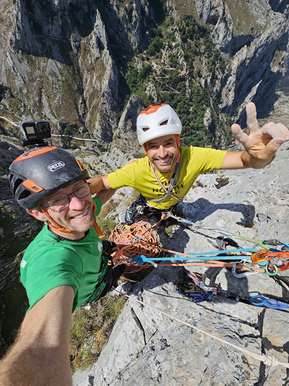 Picos de Europa, Eneko Pou, Iker Pou - La première ascension des 'Vicios Ocultos' (7c+?/285m) sur Tiro Pedabejo (2189m) Picos de Europa (Eneko Pou, Iker Pou 2025) Picos de Europa, Eneko Pou, Iker Pou - La première ascension des 'Vicios Ocultos' (7c+?/285m) sur Tiro Pedabejo (2189m) Picos de Europa (Eneko Pou, Iker Pou 2025)