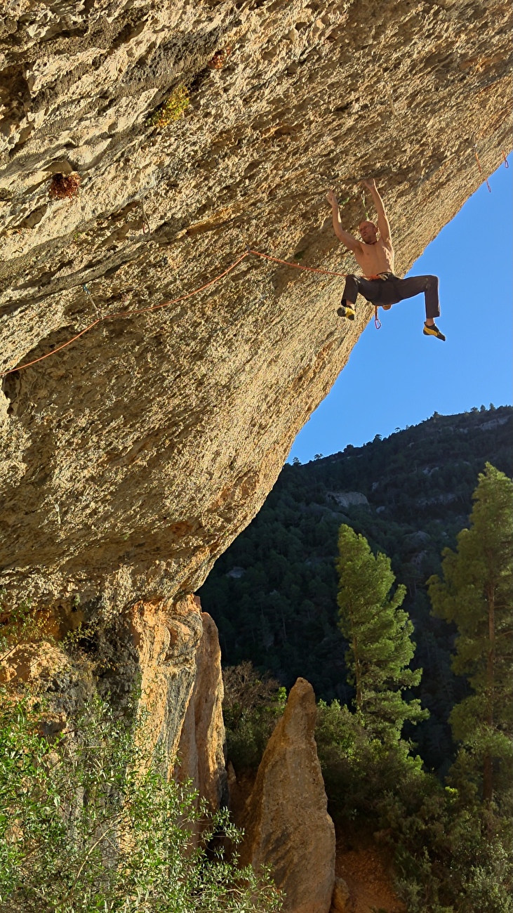 Iker Pou - Iker Pou escalade 'Witch Hunter' (9a) à Margalef, Espagne, automne 2025 Iker Pou - Iker Pou escalade 'Witch Hunter' (9a) à Margalef, Espagne, automne 2025