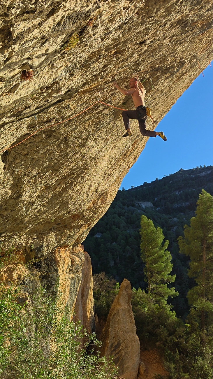 Iker Pou - Iker Pou escalade 'Witch Hunter' (9a) à Margalef, Espagne, automne 2025 Iker Pou - Iker Pou escalade 'Witch Hunter' (9a) à Margalef, Espagne, automne 2025