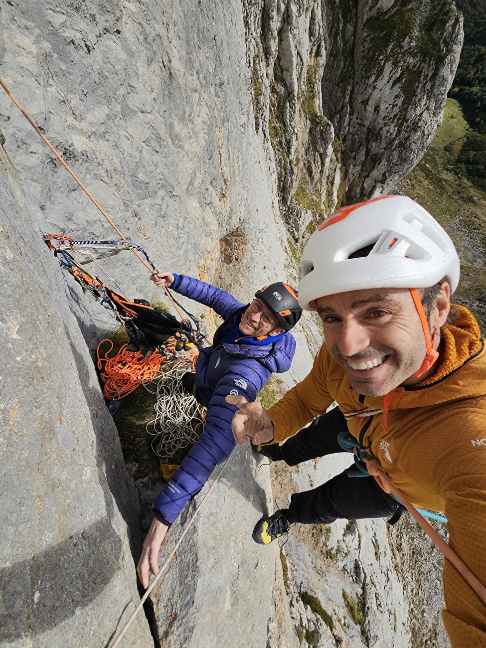Picos de Europa, Eneko Pou, Iker Pou - La première ascension des 'Vicios Ocultos' (7c+?/285m) sur Tiro Pedabejo (2189m) Picos de Europa (Eneko Pou, Iker Pou 2025) Picos de Europa, Eneko Pou, Iker Pou - La première ascension des 'Vicios Ocultos' (7c+?/285m) sur Tiro Pedabejo (2189m) Picos de Europa (Eneko Pou, Iker Pou 2025)