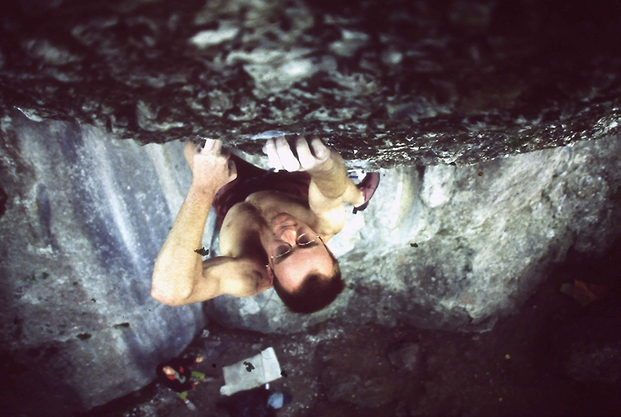 Iker Pou - Iker Pou escalade Action Directe à Frankenjura, Allemagne en 2000. Libéré par Wolfgang Güllich en 1991 et répété pour la première fois par Alexander Adler en 1995, Pou a réussi la troisième ascension en 2000. Iker Pou - Iker Pou escalade Action Directe à Frankenjura, Allemagne en 2000. Libéré par Wolfgang Güllich en 1991 et répété pour la première fois par Alexander Adler en 1995, Pou a réussi la troisième ascension en 2000.