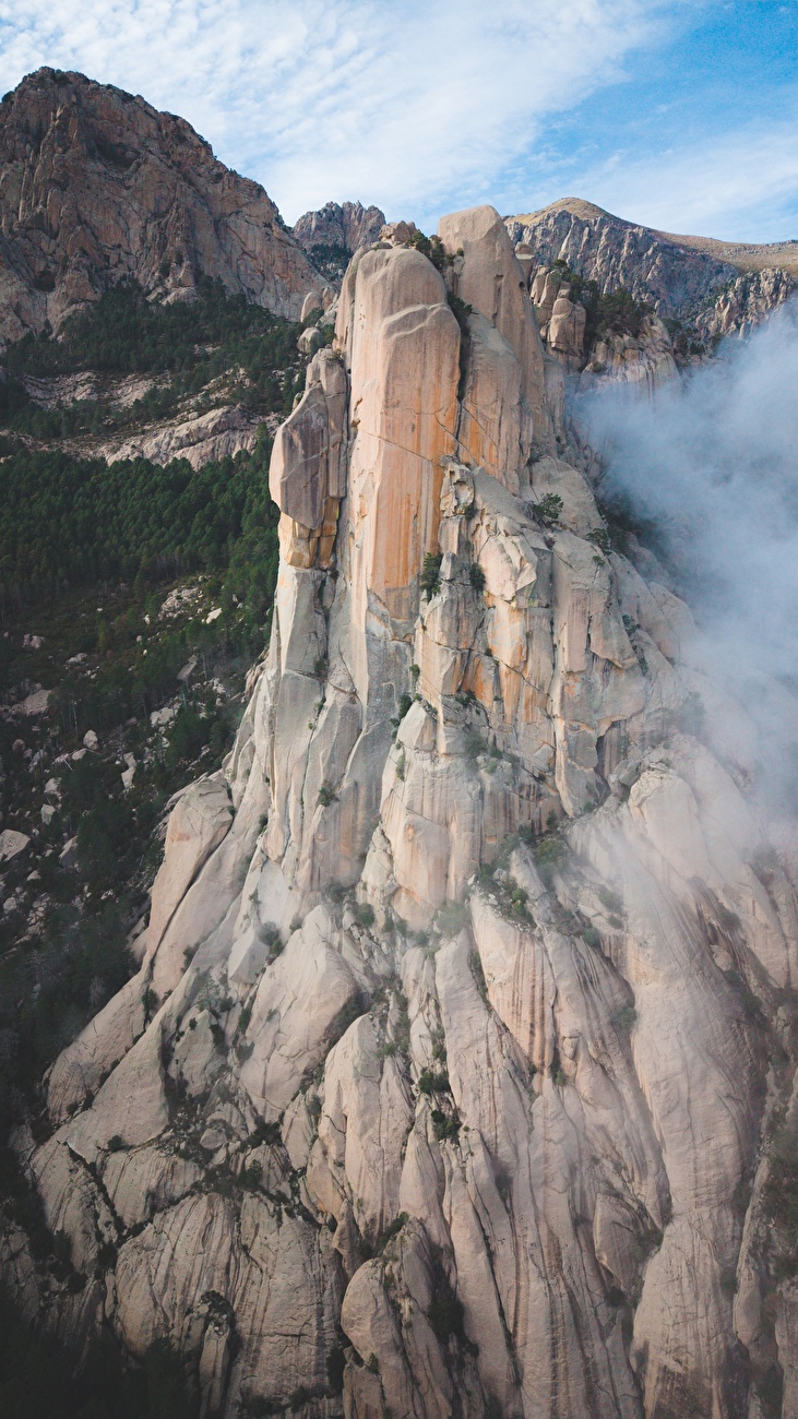 Corse Bavella, Punta Lunarda, Arthur Delicque, Hugo Parmentier, Symon Welfringer - La première ascension de 'Résurrection' sur Punta Lunarda dans le massif de Bavella en Corse (Hugo Parmentier, Symon Welfringer automne 2025) Corse Bavella, Punta Lunarda, Arthur Delicque, Hugo Parmentier, Symon Welfringer - La première ascension de 'Résurrection' sur Punta Lunarda dans le massif de Bavella en Corse (Hugo Parmentier, Symon Welfringer automne 2025)