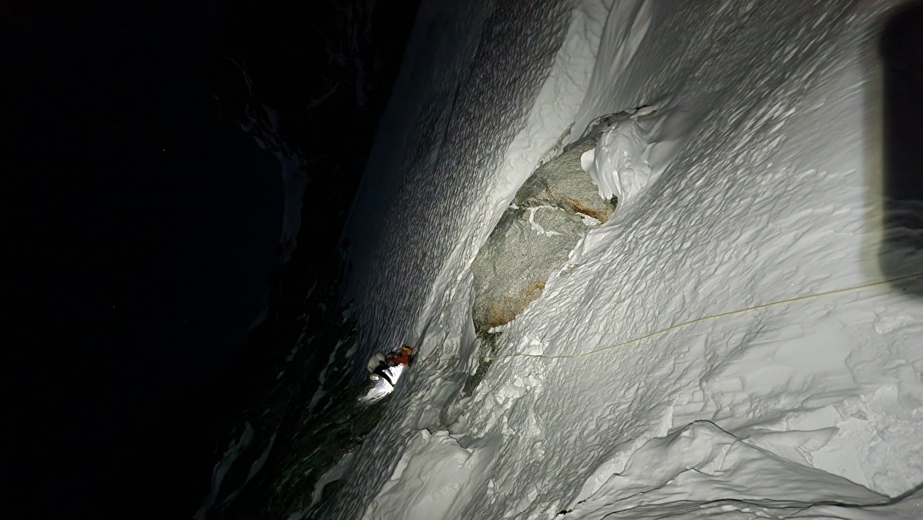 Aiguille de Triolet, Tom Livingstone, Filippo Sala, Silvan Schüpbach - Escalade 'Vous n'avez pas demandé' sur la face nord de l'Aiguille de Triolet, massif du Mont Blanc (Tom Livingstone, Filippo Sala, Silvan Schüpbach 13-14/12/2025) Aiguille de Triolet, Tom Livingstone, Filippo Sala, Silvan Schüpbach - Escalade 'Vous n'avez pas demandé' sur la face nord de l'Aiguille de Triolet, massif du Mont Blanc (Tom Livingstone, Filippo Sala, Silvan Schüpbach 13-14/12/2025)