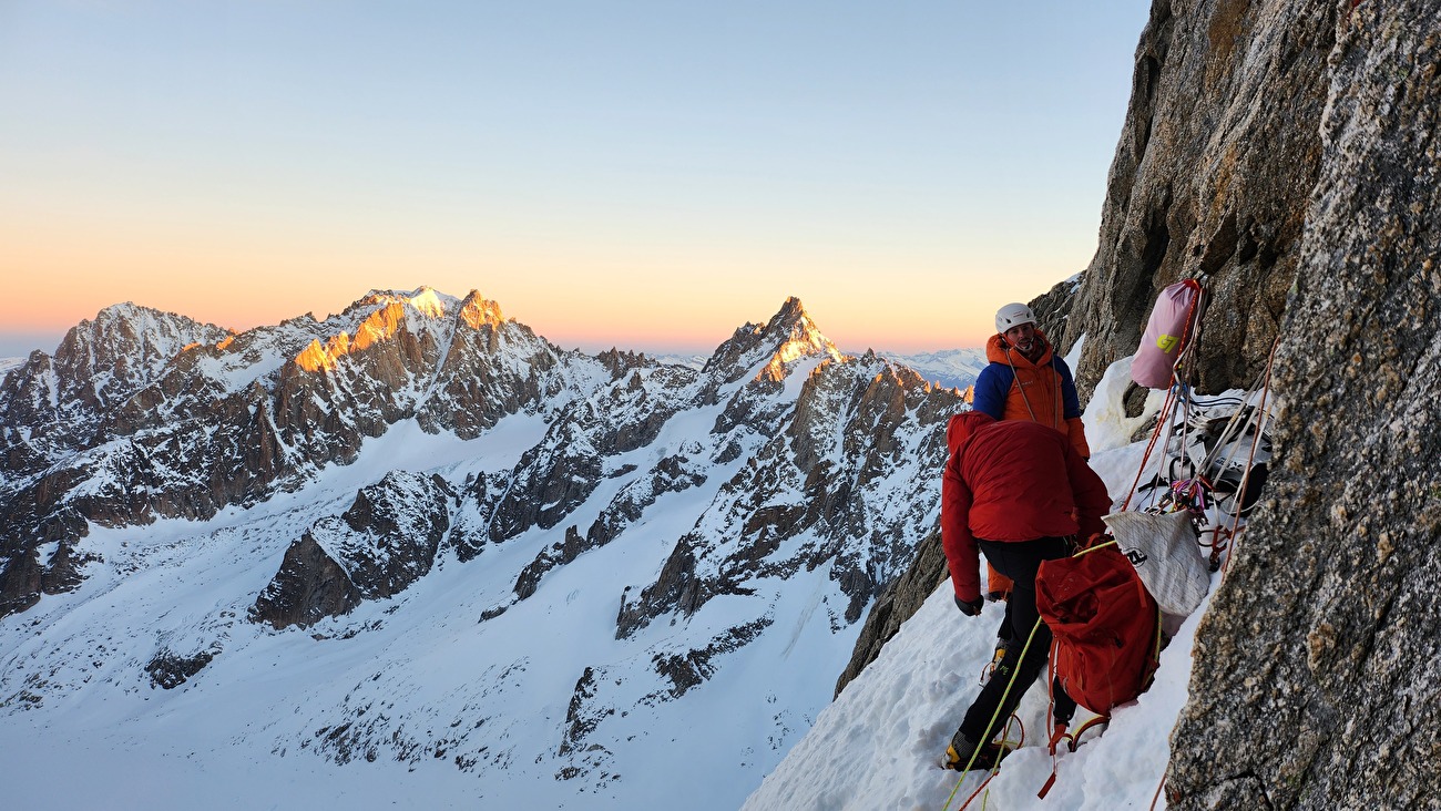 Aiguille de Triolet, Tom Livingstone, Filippo Sala, Silvan Schüpbach - Escalade 'Vous n'avez pas demandé' sur la face nord de l'Aiguille de Triolet, massif du Mont Blanc (Tom Livingstone, Filippo Sala, Silvan Schüpbach 13-14/12/2025) Aiguille de Triolet, Tom Livingstone, Filippo Sala, Silvan Schüpbach - Escalade 'Vous n'avez pas demandé' sur la face nord de l'Aiguille de Triolet, massif du Mont Blanc (Tom Livingstone, Filippo Sala, Silvan Schüpbach 13-14/12/2025)