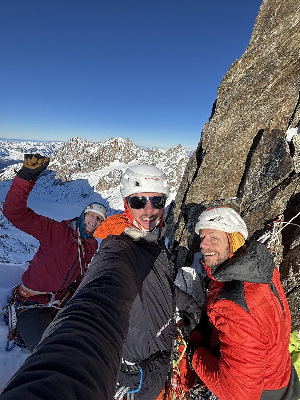 Aiguille de Triolet, Tom Livingstone, Filippo Sala, Silvan Schüpbach - Escalade 'Vous n'avez pas demandé' sur la face nord de l'Aiguille de Triolet, massif du Mont Blanc (Tom Livingstone, Filippo Sala, Silvan Schüpbach 13-14/12/2025) Aiguille de Triolet, Tom Livingstone, Filippo Sala, Silvan Schüpbach - Escalade 'Vous n'avez pas demandé' sur la face nord de l'Aiguille de Triolet, massif du Mont Blanc (Tom Livingstone, Filippo Sala, Silvan Schüpbach 13-14/12/2025)