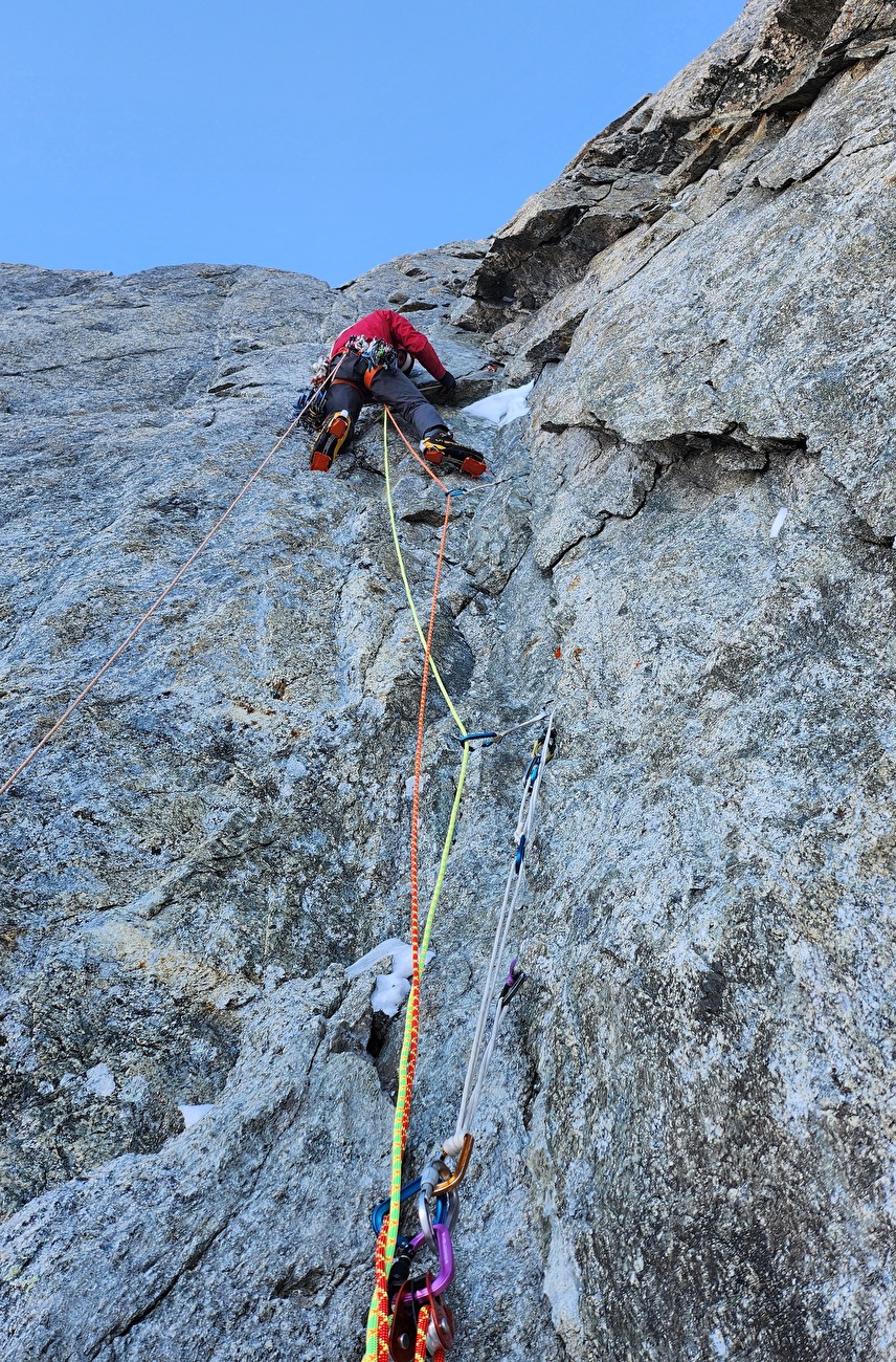 Aiguille de Triolet, Tom Livingstone, Filippo Sala, Silvan Schüpbach - Escalade 'Vous n'avez pas demandé' sur la face nord de l'Aiguille de Triolet, massif du Mont Blanc (Tom Livingstone, Filippo Sala, Silvan Schüpbach 13-14/12/2025) Aiguille de Triolet, Tom Livingstone, Filippo Sala, Silvan Schüpbach - Escalade 'Vous n'avez pas demandé' sur la face nord de l'Aiguille de Triolet, massif du Mont Blanc (Tom Livingstone, Filippo Sala, Silvan Schüpbach 13-14/12/2025)