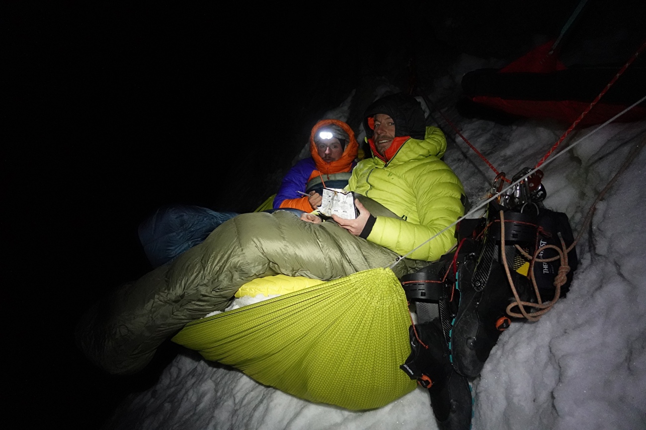 Aiguille de Triolet, Tom Livingstone, Filippo Sala, Silvan Schüpbach - Escalade 'Vous n'avez pas demandé' sur la face nord de l'Aiguille de Triolet, massif du Mont Blanc (Tom Livingstone, Filippo Sala, Silvan Schüpbach 13-14/12/2025) Aiguille de Triolet, Tom Livingstone, Filippo Sala, Silvan Schüpbach - Escalade 'Vous n'avez pas demandé' sur la face nord de l'Aiguille de Triolet, massif du Mont Blanc (Tom Livingstone, Filippo Sala, Silvan Schüpbach 13-14/12/2025)