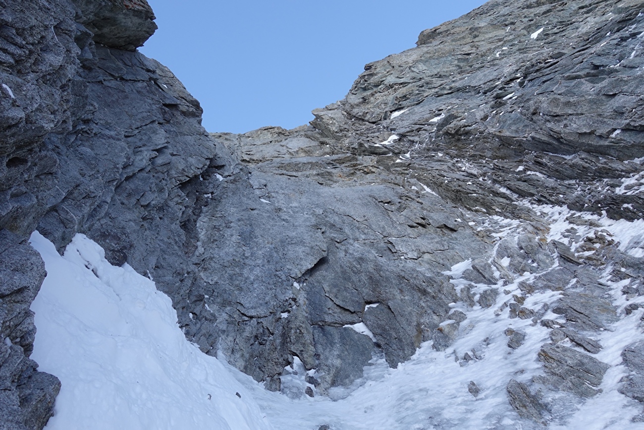 Aiguille de Triolet, Tom Livingstone, Filippo Sala, Silvan Schüpbach - Escalade 'Vous n'avez pas demandé' sur la face nord de l'Aiguille de Triolet, massif du Mont Blanc (Tom Livingstone, Filippo Sala, Silvan Schüpbach 13-14/12/2025) Aiguille de Triolet, Tom Livingstone, Filippo Sala, Silvan Schüpbach - Escalade 'Vous n'avez pas demandé' sur la face nord de l'Aiguille de Triolet, massif du Mont Blanc (Tom Livingstone, Filippo Sala, Silvan Schüpbach 13-14/12/2025)