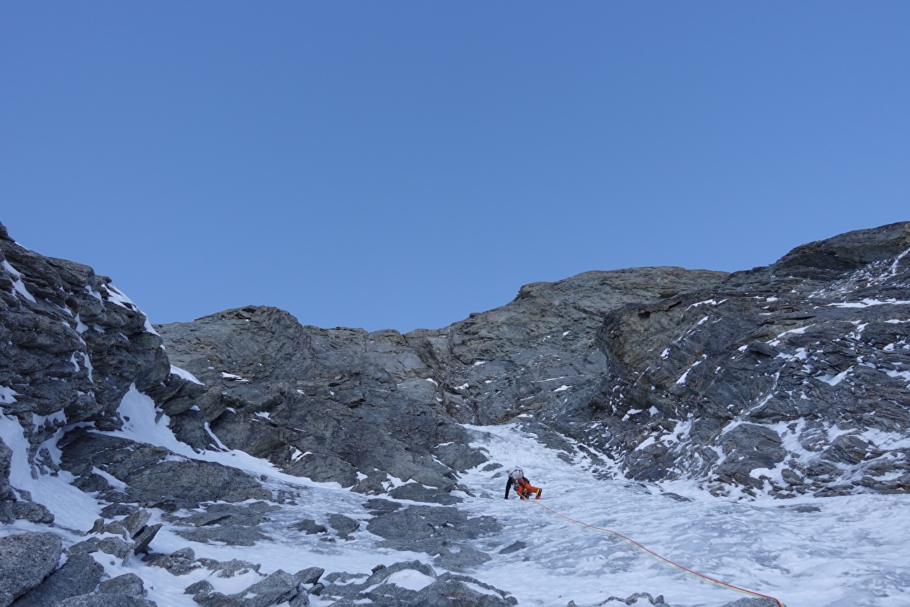Aiguille de Triolet, Tom Livingstone, Filippo Sala, Silvan Schüpbach - Escalade 'Vous n'avez pas demandé' sur la face nord de l'Aiguille de Triolet, massif du Mont Blanc (Tom Livingstone, Filippo Sala, Silvan Schüpbach 13-14/12/2025) Aiguille de Triolet, Tom Livingstone, Filippo Sala, Silvan Schüpbach - Escalade 'Vous n'avez pas demandé' sur la face nord de l'Aiguille de Triolet, massif du Mont Blanc (Tom Livingstone, Filippo Sala, Silvan Schüpbach 13-14/12/2025)