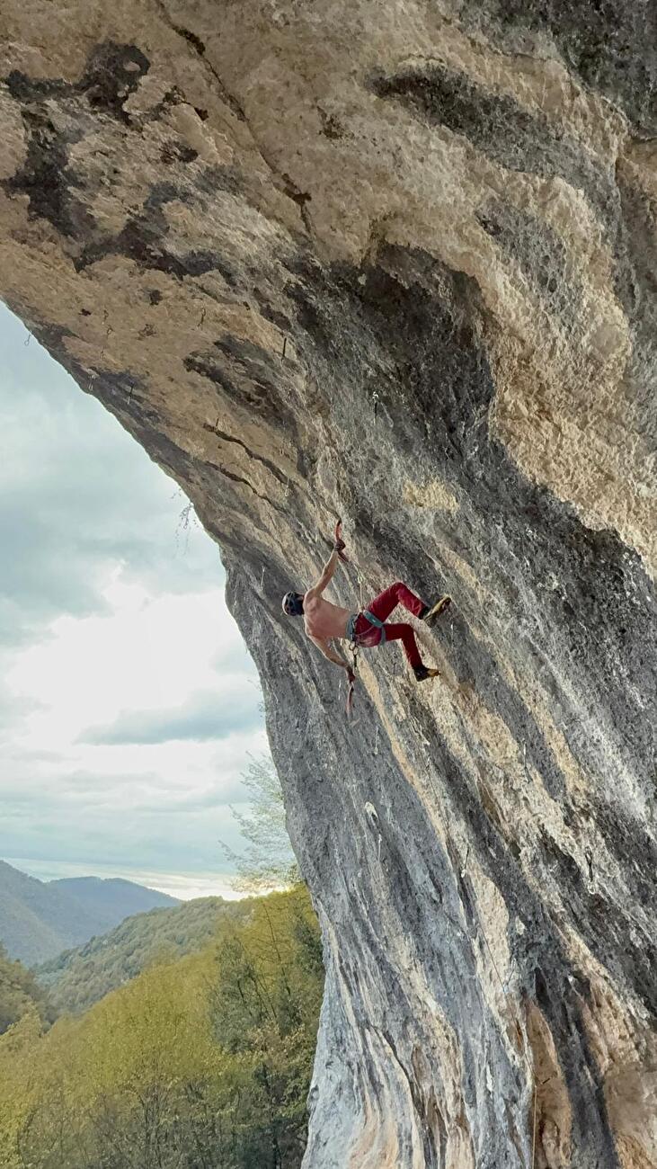 Ginedryo Collepardo drytooling - Cristiano Di Paolo escalade la L1 de 'Dry Pride' à Ginedryo, Collepardo Ginedryo Collepardo drytooling - Cristiano Di Paolo escalade la L1 de 'Dry Pride' à Ginedryo, Collepardo
