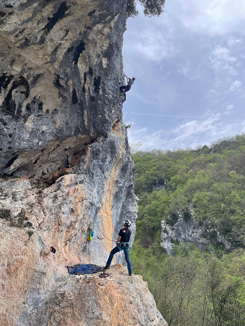 Ginedryo Collepardo drytooling - Elisa Massardi escalade 'Armes, acier et maladies' à Ginedryo, Collepardo Ginedryo Collepardo drytooling - Elisa Massardi escalade 'Armes, acier et maladies' à Ginedryo, Collepardo