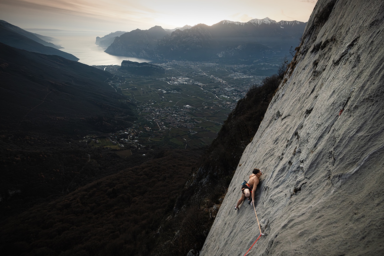 Gianluca Vighetti Niobe Arco - Gianluca Vighetti envoie 'Niobe' (9a) au Passo Due Sassi, Arco, le 20/12/2025 Gianluca Vighetti Niobe Arco - Gianluca Vighetti envoie 'Niobe' (9a) au Passo Due Sassi, Arco, le 20/12/2025
