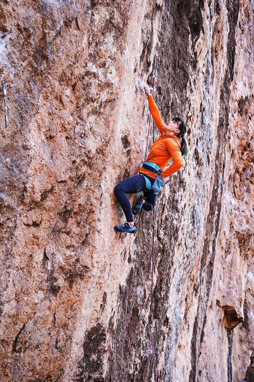 Ievgeniia Kazbekova - JENY KAZBOVA S ENVOYANT 'nessary Evil' (8C+) à Virgin River Gorge, États-Unis, décembre Ievgeniia Kazbekova - JENY KAZBOVA S ENVOYANT 'nessary Evil' (8C+) à Virgin River Gorge, États-Unis, décembre