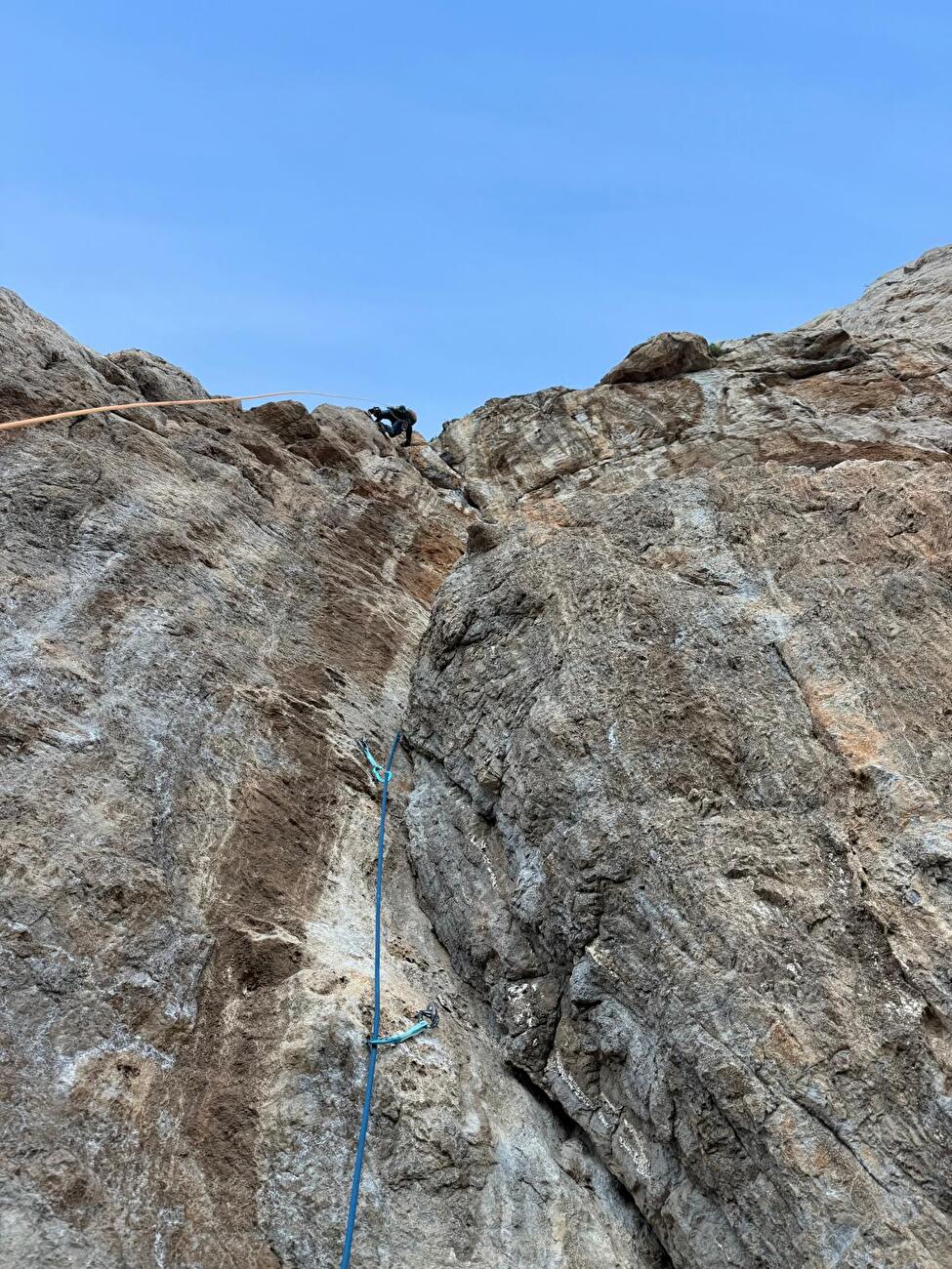 Pizzo della Sella, Monte Gallo, Apennins siciliens, Massimo Flaccavento, Claudio Trovato - La première ascension des « Pêcheurs de rêves », Pizzo della Sella, Monte Gallo, Apennins siciliens (Massimo Flaccavento, Claudio Trovato, 14-15/11/2025) Pizzo della Sella, Monte Gallo, Apennins siciliens, Massimo Flaccavento, Claudio Trovato - La première ascension des « Pêcheurs de rêves », Pizzo della Sella, Monte Gallo, Apennins siciliens (Massimo Flaccavento, Claudio Trovato, 14-15/11/2025)
