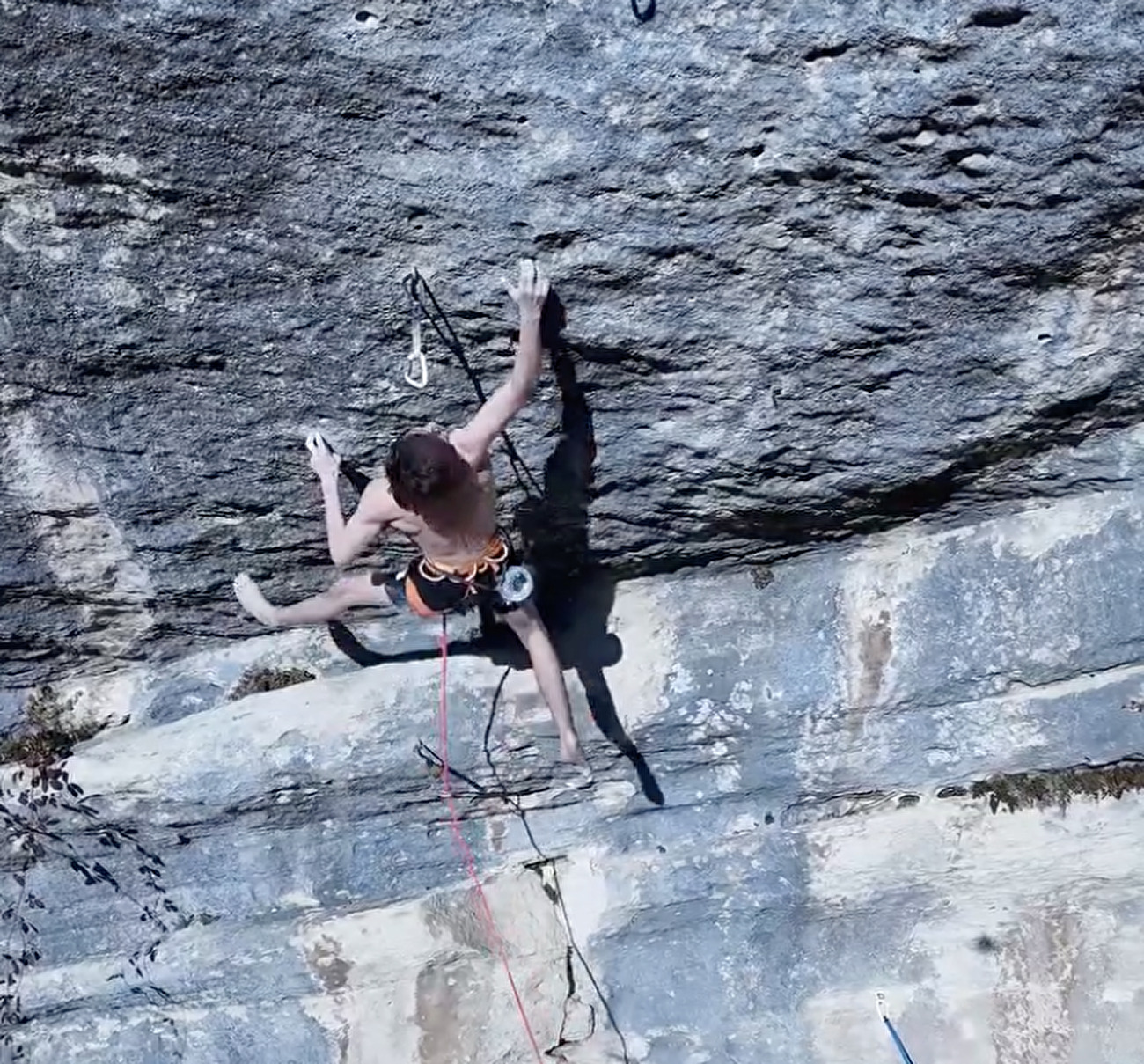 Erwan Legrand fait des liens prometteurs sur le projet Bombé Bleu à Buoux