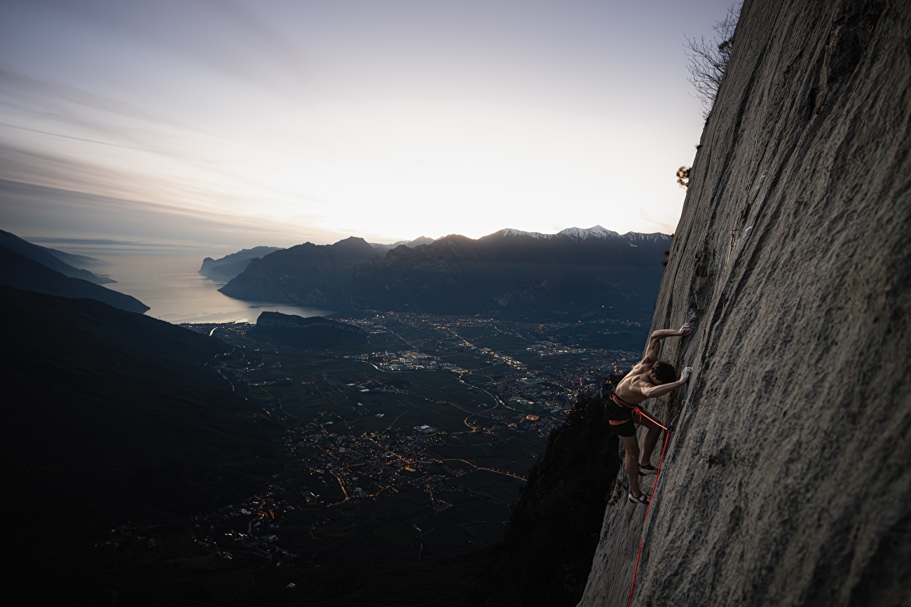 Gianluca Vighetti Niobe Arco - Gianluca Vighetti envoie 'Niobe' (9a) au Passo Due Sassi, Arco, le 20/12/2025 Gianluca Vighetti Niobe Arco - Gianluca Vighetti envoie 'Niobe' (9a) au Passo Due Sassi, Arco, le 20/12/2025