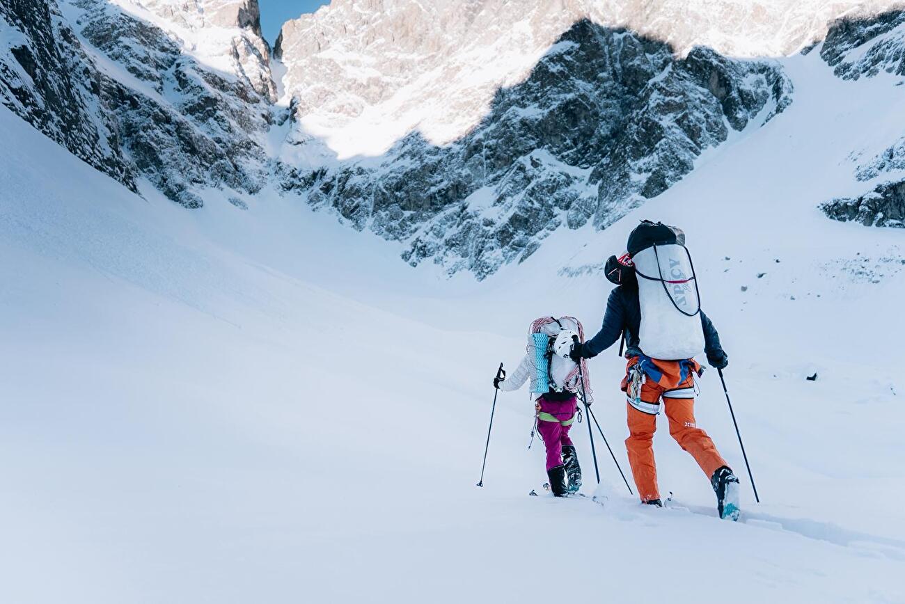 Barre des Écrins, Antoine Bouqueret, Charles Dubouloz - Charles Dubouloz ande Antoine Bouqueret approaching the southeast face of Barre des Écrins Barre des Écrins, Antoine Bouqueret, Charles Dubouloz - Charles Dubouloz ande Antoine Bouqueret approaching the southeast face of Barre des Écrins