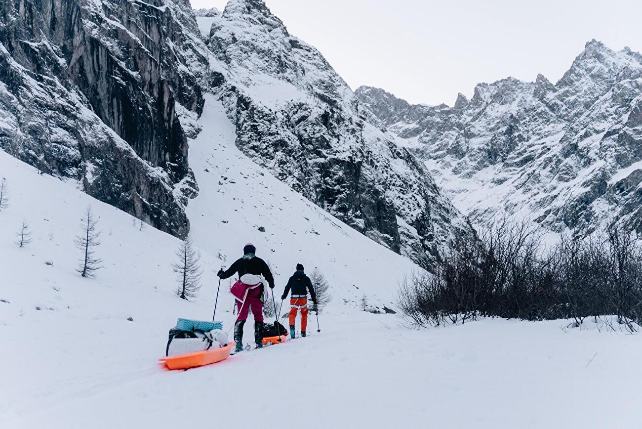 Barre des Écrins, Antoine Bouqueret, Charles Dubouloz - Charles Dubouloz ande Antoine Bouqueret approaching the southeast face of Barre des Écrins Barre des Écrins, Antoine Bouqueret, Charles Dubouloz - Charles Dubouloz ande Antoine Bouqueret approaching the southeast face of Barre des Écrins