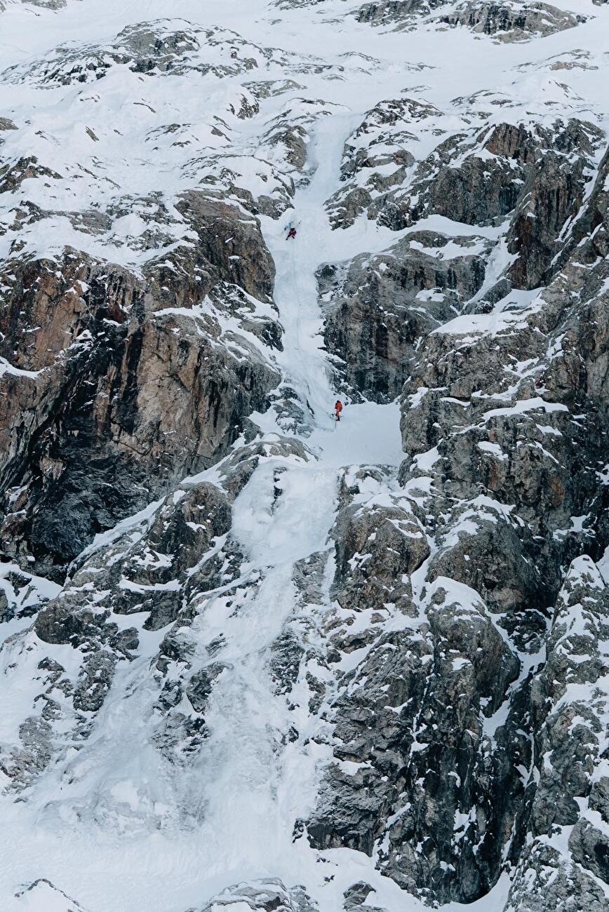 Barre des Écrins, Antoine Bouqueret, Charles Dubouloz - Pitch 1 of 'Directe Gamma' on the SE Face of Barre des Écrins (Antoine Bouqueret, Charles Dubouloz 28-31/12/2025) Barre des Écrins, Antoine Bouqueret, Charles Dubouloz - Pitch 1 of 'Directe Gamma' on the SE Face of Barre des Écrins (Antoine Bouqueret, Charles Dubouloz 28-31/12/2025)