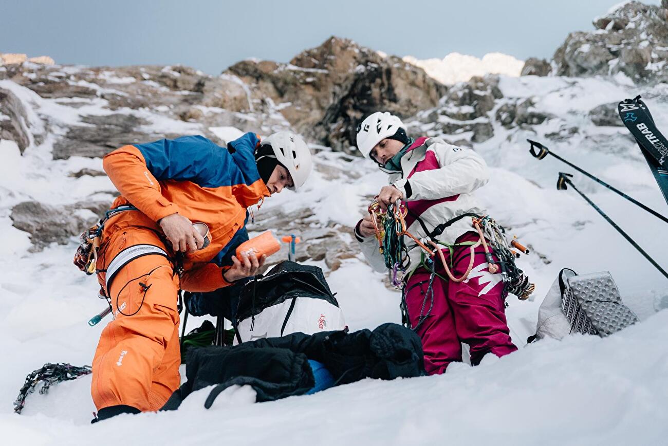 Barre des Écrins, Antoine Bouqueret, Charles Dubouloz - Charles Dubouloz ande Antoine Bouqueret approaching the southeast face of Barre des Écrins Barre des Écrins, Antoine Bouqueret, Charles Dubouloz - Charles Dubouloz ande Antoine Bouqueret approaching the southeast face of Barre des Écrins