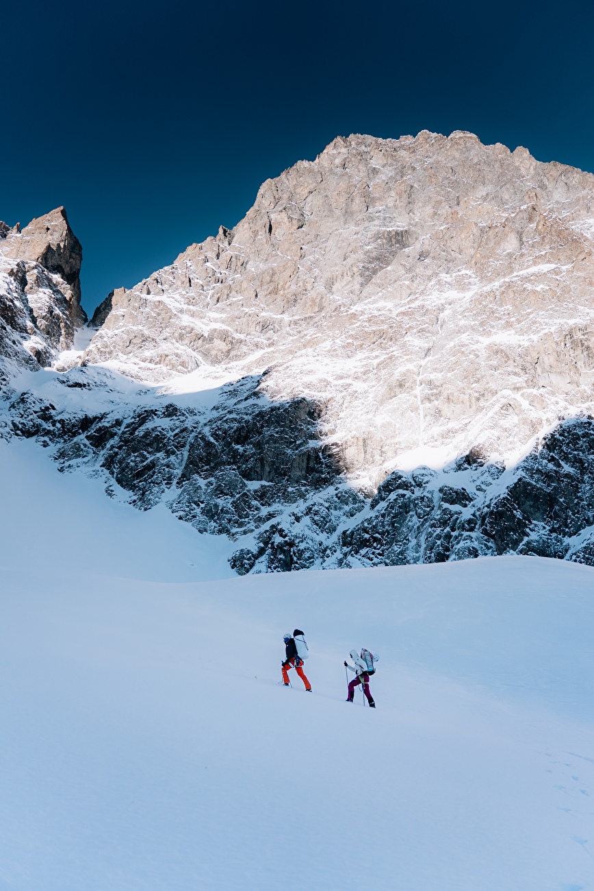 Barre des Écrins, Antoine Bouqueret, Charles Dubouloz - Charles Dubouloz ande Antoine Bouqueret approaching the southeast face of Barre des Écrins Barre des Écrins, Antoine Bouqueret, Charles Dubouloz - Charles Dubouloz ande Antoine Bouqueret approaching the southeast face of Barre des Écrins