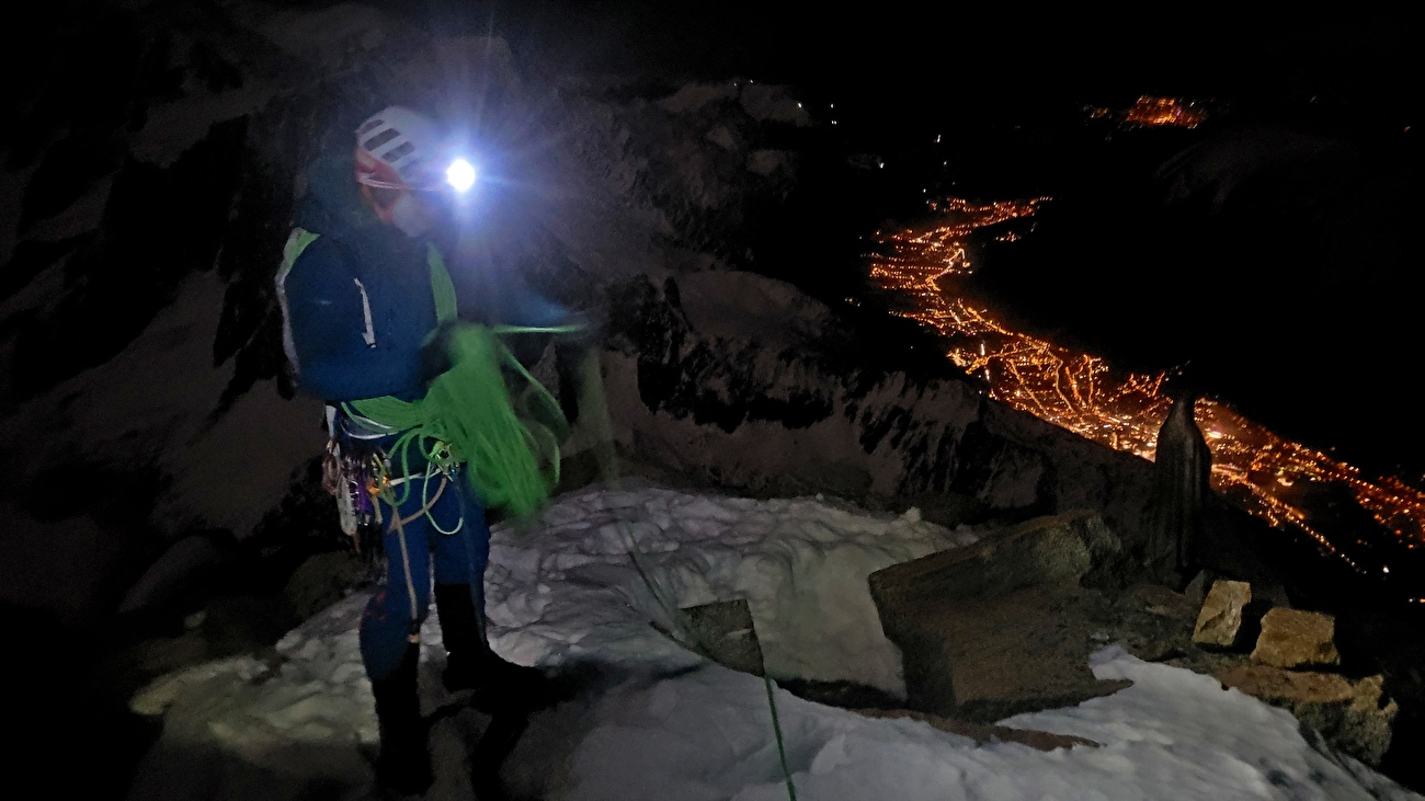 Allain - Leininger Petit Dru, Filip Babicz, Olivier Gajewski - Parcours 'Allain-Leininger' en face nord du Petit Dru : Olivier Gajewski au sommet, vue sur Chamonix Allain - Leininger Petit Dru, Filip Babicz, Olivier Gajewski - Parcours 'Allain-Leininger' en face nord du Petit Dru : Olivier Gajewski au sommet, vue sur Chamonix