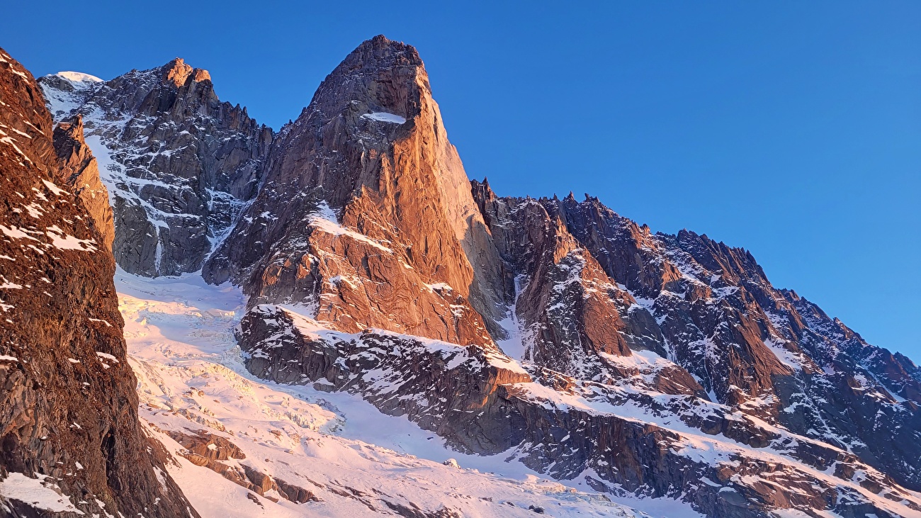 Allain - Leininger Petit Dru, Filip Babicz, Olivier Gajewski - Parcours 'Allain-Leininger' en face nord du Petit Dru : le premier coucher de soleil de 2026 Allain - Leininger Petit Dru, Filip Babicz, Olivier Gajewski - Parcours 'Allain-Leininger' en face nord du Petit Dru : le premier coucher de soleil de 2026