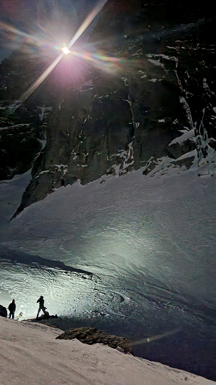 Allain - Leininger Petit Dru, Filip Babicz, Olivier Gajewski - Parcours 'Allain-Leininger' en face nord du Petit Dru : en contrebas du mur Allain - Leininger Petit Dru, Filip Babicz, Olivier Gajewski - Parcours 'Allain-Leininger' en face nord du Petit Dru : en contrebas du mur