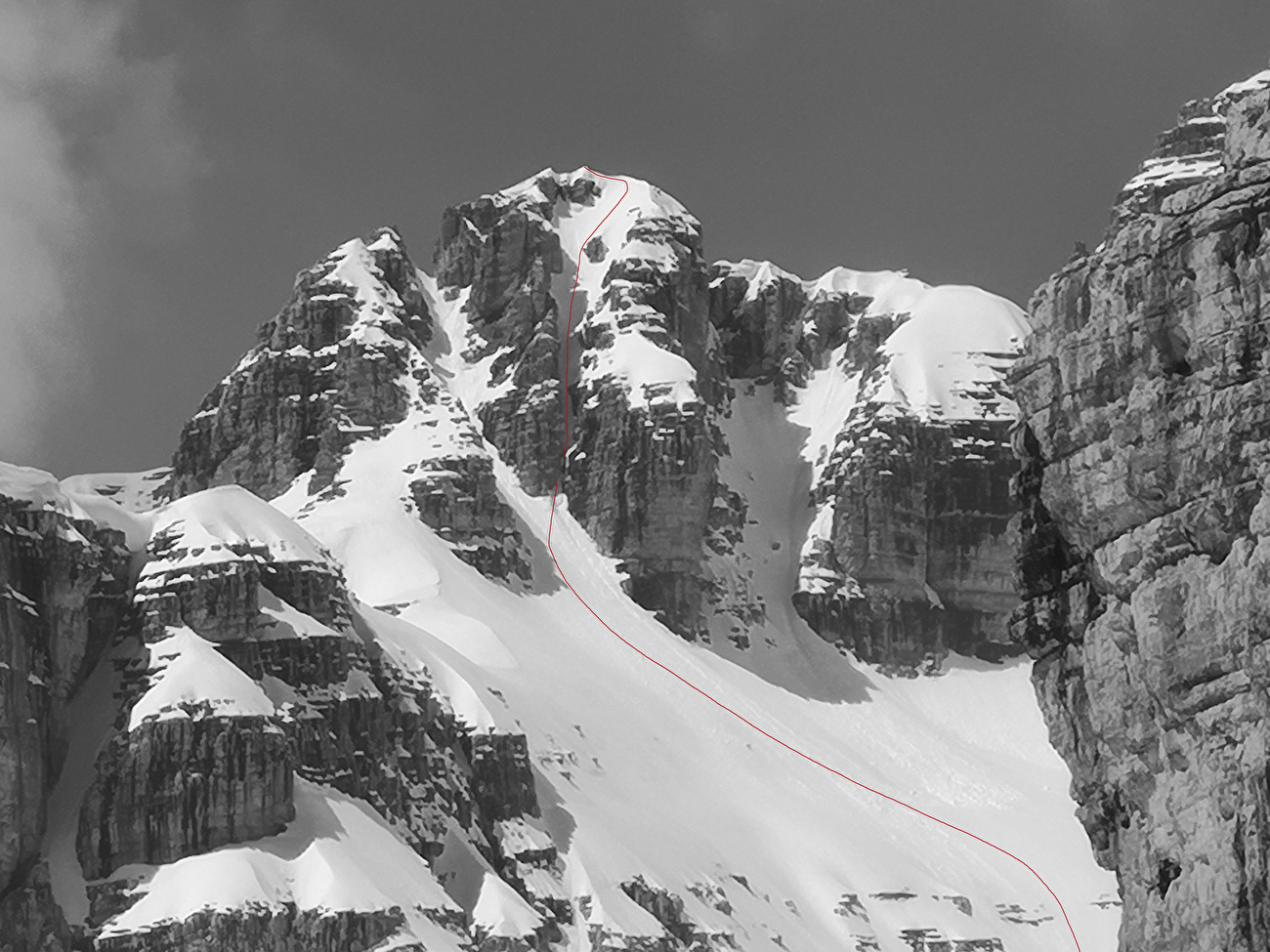Dolomites de Brenta, Francesco Vascellari - Le tracé de la nouvelle route sur la face est de la Cima Garbari (3018m), Dolomites de Brenta (Francesco Vascellari, 04/2025) Dolomites de Brenta, Francesco Vascellari - Le tracé de la nouvelle route sur la face est de la Cima Garbari (3018m), Dolomites de Brenta (Francesco Vascellari, 04/2025)